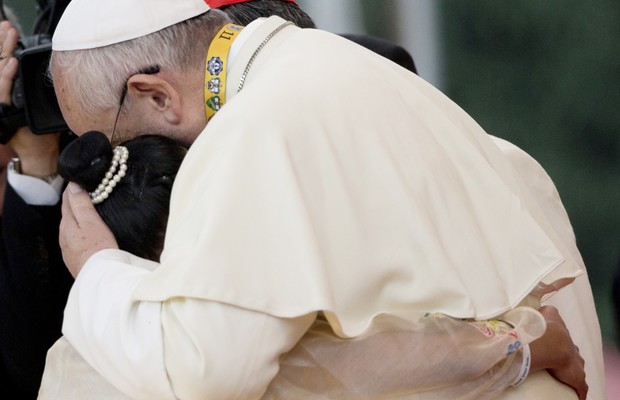 Papa Francisco abraça ex-menina de rua em Manila, Filipinas. Relato da menina levou o papa às lagrimas (Foto: Alessandra Tarantino/AP)