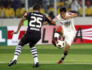 Raul Ruidiaz, ex-atacante da Universidad de Chile e do Universitario, está na mira do Santos (Foto: Getty Images)