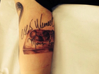 Cacá Werneck faz tatuagem em homenagem a Monique Evans 