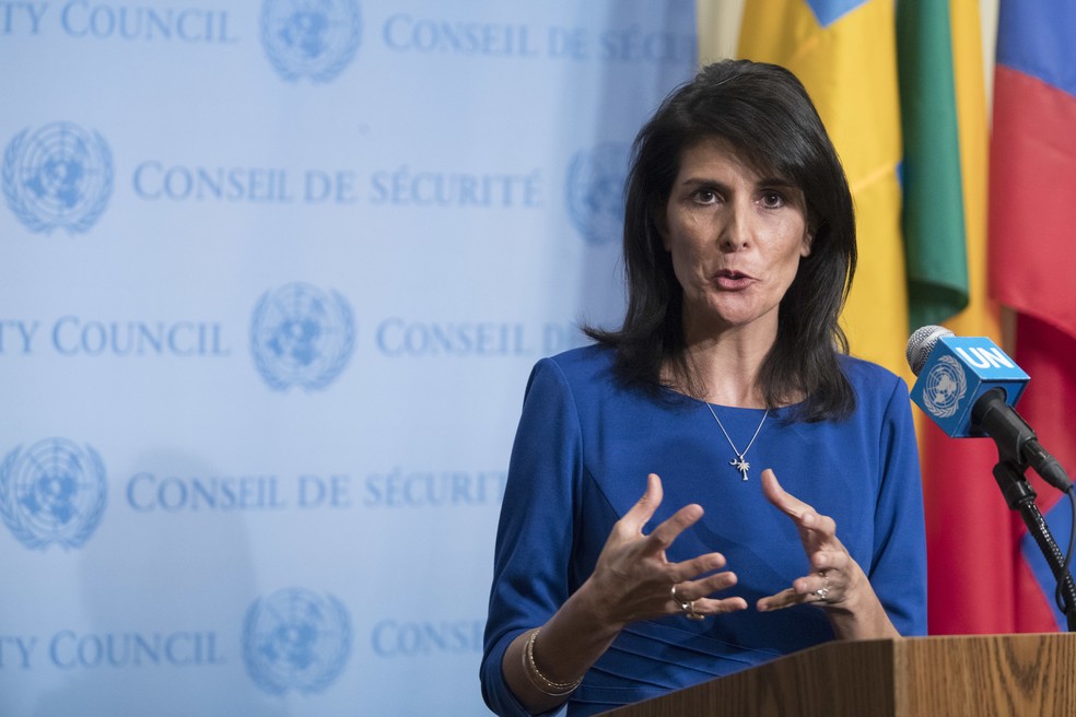 Nikki Haley, embaixadora dos EUA na ONU, fala à imprensa nesta quinta-feira (16) após reunião no Conselho de Segurança da ONU (Foto: AP Photo/Mary Altaffer)