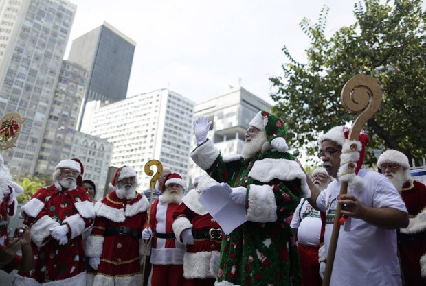 O britânico Paul Ludlow fala durante a cerimônia de formatura (Foto: Pilar Olivares/Reuters)