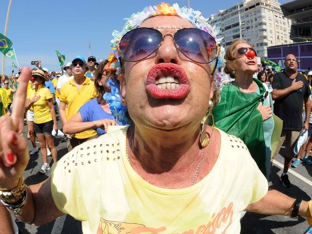 Manifestantes gritam 'Fora Dilma' durante ato em Copacabana, na Zona Sul do Rio. (Foto: Alexandre Durão / G1)