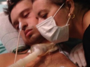 Lucas Borgo, de 24 anos, ficou 45 dias em coma. A mãe, Sandra Borgo acompanhou o filho no processo de recuperação (Foto: Sandra Borgo/Arquivo Pessoal)