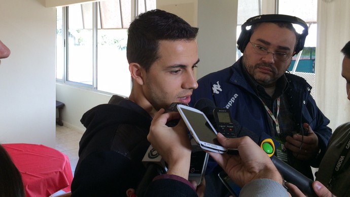De calção do Inter, Nilmar fala no RS e espera solução no Catar para negociar