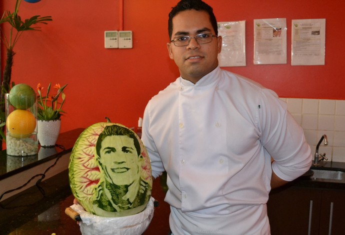 Maurício Matos e a melancia do Cristiano Ronaldo (Foto: Ivan Raupp)