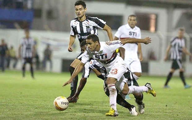 Douglas jogo São Paulo União Barbarense (Foto: Rubens Chiri / saopaulofc.net)