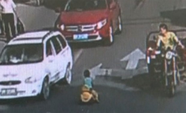 Menino andou com carro de brinquedo em via movimentada na China (Foto: CCTV) Menino andou com carro de brinquedo em via movimentada na China (Foto: CCTV)