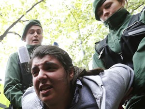 Mulher é detida por policiais alemães ao tentar entrar no julgamento de neonazista (Foto: Kai Pfaffenbach/Reuters)