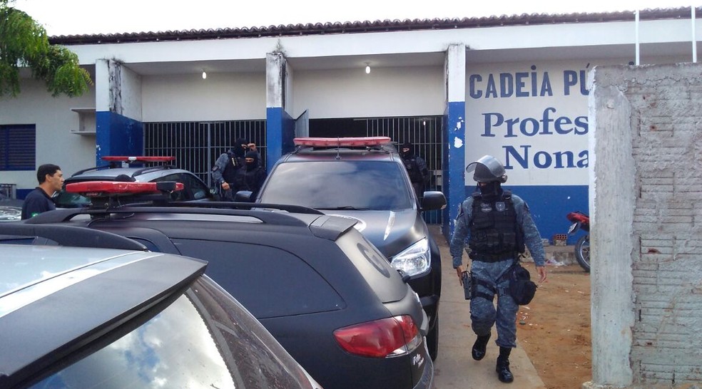 Policiais em frente ao presídio Raimundo Nonato, no Rio Grande do Norte (Foto: Maksuel Figueiredo/Inter TV Cabugi)