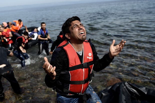  Homem chega a ilha grega de Lesbos depois de ter atravessado o Mar Egeu, vindo da Turquia  (Foto: AFP Photo/Aris Messinis)