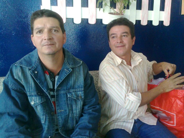 Célio, à esquerda da foto, veio buscar o irmão Paulo Sérgio que estava no SOS há mais de dois anos. (Foto: Carlos Alberto Soares/TV Tem)
