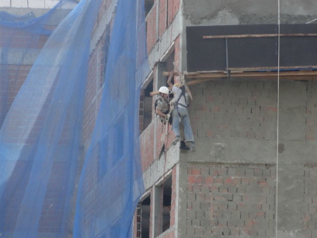 Trabalhador que ficou pendurado por meia hora não se feriu (Foto: Wander Antonio Felipe)