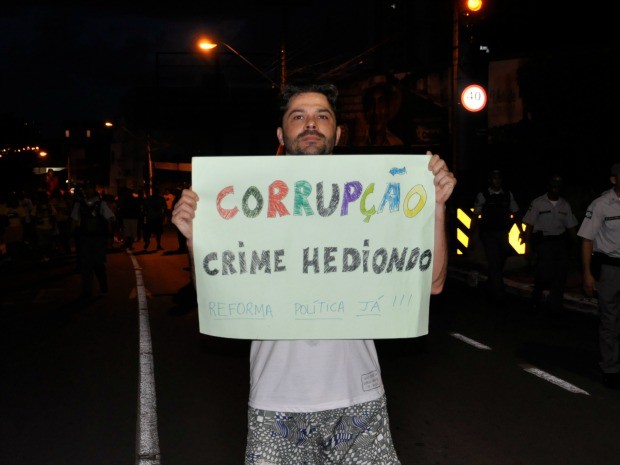 Manifestantes pediram o fim da corrupÃ§Ã£o em CuiabÃ¡. (Foto: Carlos Palmeira / G1)