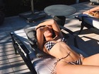 Kylie Jenner mostra as curvas em foto de biquíni