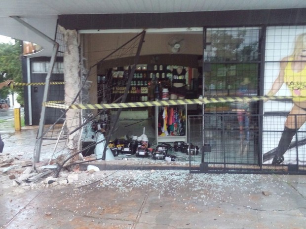 Carro colidiu contra loja de suplementos em Bauru durante a madrugada (Foto: Divulgação/Emdurb) Carro colidiu contra loja de suplementos em Bauru durante a madrugada (Foto: Divulgação/Emdurb)