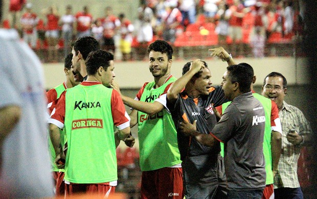 Técnico do CRB, Roberval Davino vibra com o gol de Alex William (Foto: Ailton Cruz/ Gazeta de Alagoas)