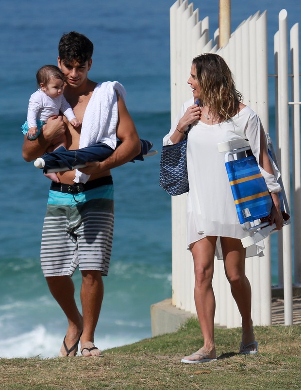 Deborah Secco vai com marido e filha à praia (Foto: Dilson Silva/AgNews)