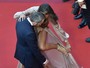 Izabel Goulart sofre com vestido no tapete vermelho do Festival de Cannes