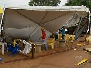 O vento foi tão forte que entortou a estrutura metálica da tenda, em Palmas (Foto: Reprodução/TV Anhanguera)