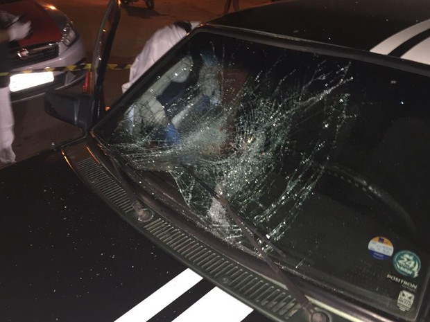 Adolescente quebrou o para-brisa de um carro durante surto (Foto: Walter Paparazzo/G1)