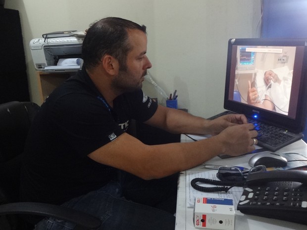 Gustavo Riet, 34 anos, observa a foto tirada enquanto estava hospitalizado (Foto: Felipe Truda/G1)