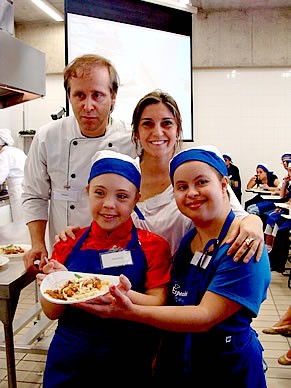 Simone Berti junto com alunos do projeto Down Cooking (Foto: Divulgação)