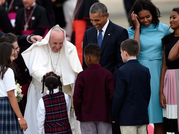 Papa Francisco é recebido por crianças ao chegar nesa terça aos Estados Unidos (Foto: AP Photo/Susan Walsh)