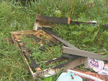 Destroços de objetos queimados foram deixados próximos à residência. (Foto: Reprodução / TV Globo)