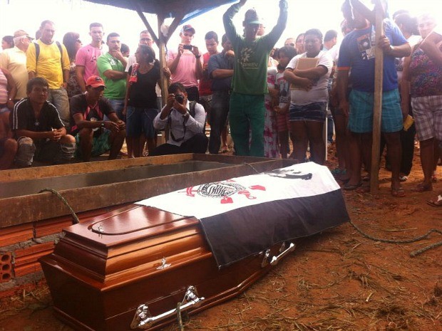 Luciano foi enterrado em Humaitá; família estava muito comovida (Foto: Keyla Xavier/TV Rondônia)