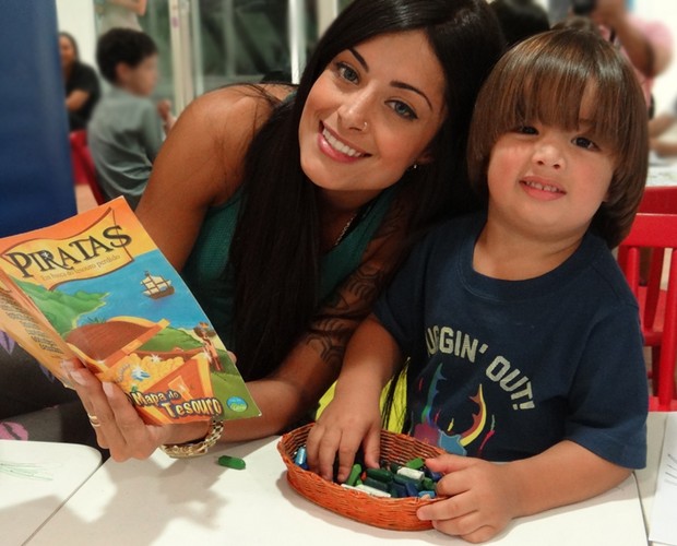 Muito atenciosa, Aline Riscado lê uma historinha para seu filho (Foto: Domingão do Faustão / TV Globo)