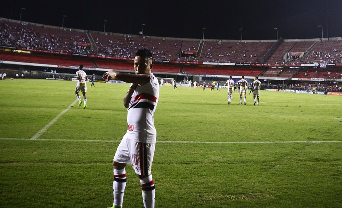 Cueva comemora gol do São Paulo contra o São Bento (Foto: Marcos Ribolli)