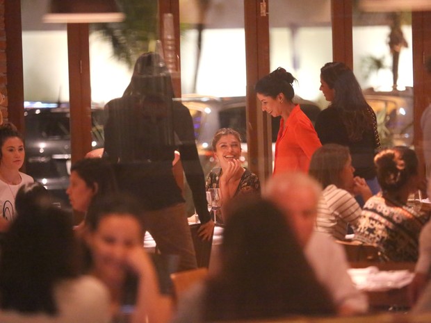 Grazi Massafera, Anna Lima e Débora Nascimento com amigas em restaurante na Zona Oeste do Rio (Foto: Ag. News)