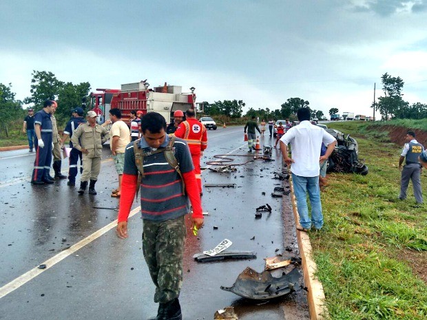 Testemunhas contaram que chovia na rodovia MT-130 no momento em que o acidente aconteceu. (Foto: Eduardo Monteiro/TVCA)