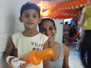 Samuel Lorhan, de 5 anos, se divertiu ao lado da mãe, a estudante Adezuíta Pinto (Foto: Toni Francis/G1) Samuel Lorhan, de 5 anos, se divertiu ao lado da mãe, a estudante Adezuíta Pinto (Foto: Toni Francis/G1)