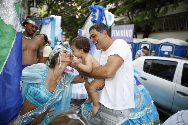 Cynthia Howlett beija o filho, segurado por Eduardo Moscovis (Foto:  Felipe Panfili/AgNews)
