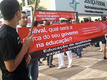 Professores protestam durante desfile em Cuiabá (Foto: Carolina Holland/G1)