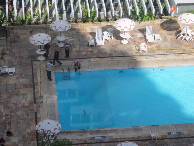 polícia vistoria piscina do Recife Monte Hotel (Foto: Leonardo Amódio/TV Globo)