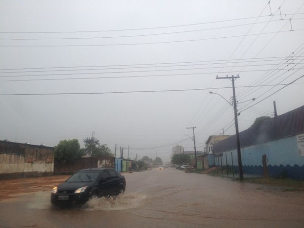 G1 Forte chuva em Porto Velho deixa vias alagadas e derruba árvores