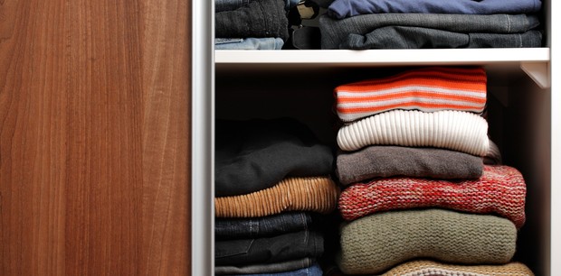 Roupas arrumadas dentro do guarda-roupa (Foto: Shutterstock)