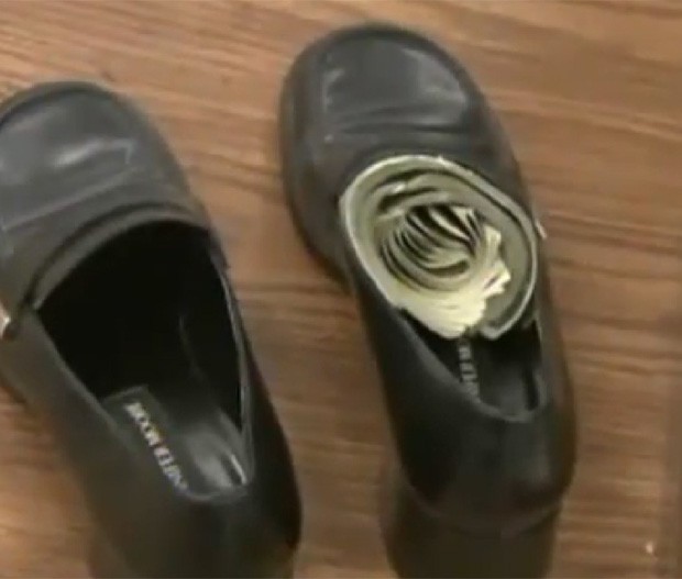 Economias de senhora eram guardadas em calçado, que acabou indo para doação por engano (Foto: Reprodução)