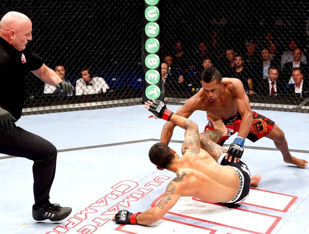  Iuri Alcantara luta contra Vaughan Lee no UFC em Berlim (Foto: Getty Images)