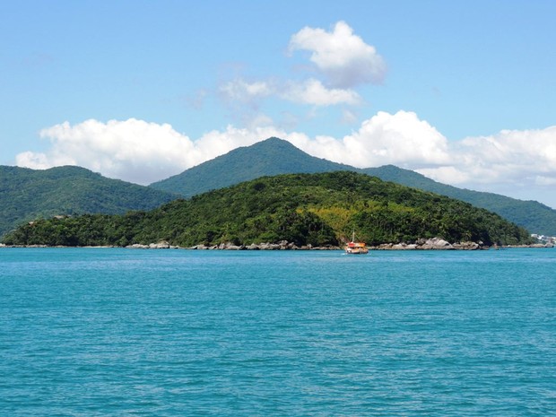 Ilha de Porto Belo fica a  (Foto: Gessica Valentini/RBS TV)