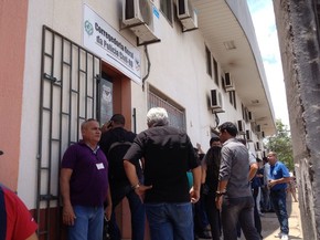 Frente da Corregedoria da Polícia Civil de Porto Velho ficou lotada de policiais que acompanharam o caso (Foto: Hosana Morais/G1)