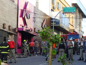 Boate incendiada na madrugada deste domingo fica localizada a rua dos Andradas, em Santa Maria (Foto: Juliano Mendes/Futura Press/AE)