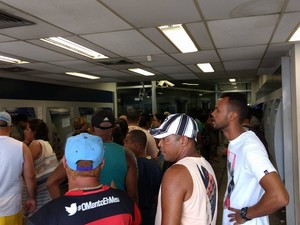 População aguardava dentro da agência para realizar o saque (Foto: Paulo Cardoso/G1)