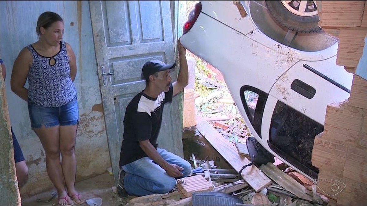 Carro cai em cima de casa em Cachoeiro de Itapemirim, ES - Globo.com