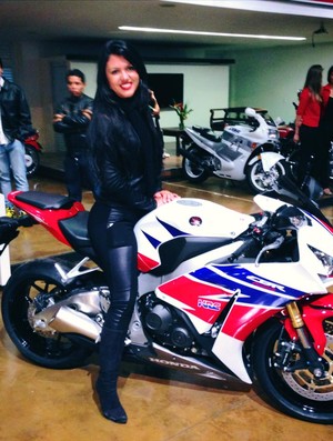 A moto era companheira inseparável da brasiliense Vanessa Daya (Foto: Divulgação/Facebook) A moto era companheira inseparável da brasiliense Vanessa Daya (Foto: Divulgação/Facebook)