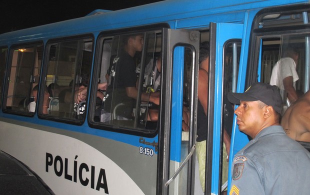 Torcedores Botafogo detidos Engenhão (Foto: André Casado / GLOBOESPORTE.COM)