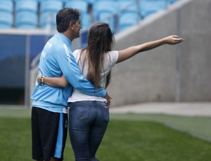 Carol Portaluppi visita a Arena do Grêmio com Renato (Foto: Wesley Santos/PressDigital)