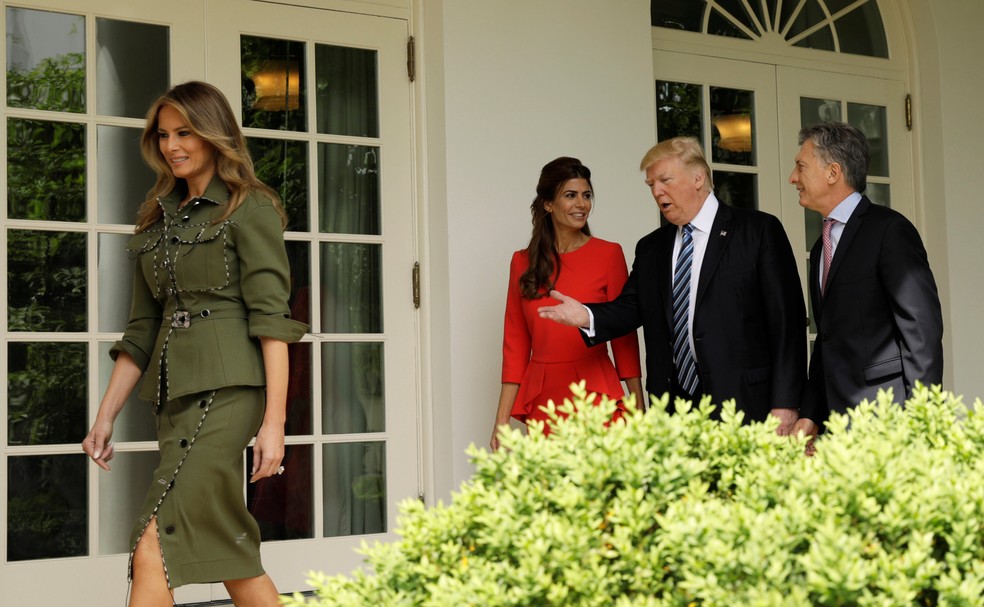 Melania e Donald Trump recebem Maurício Macri e sua mulher, Juliana Awada, na Casa Branca (Foto: REUTERS/Kevin Lamarque)
